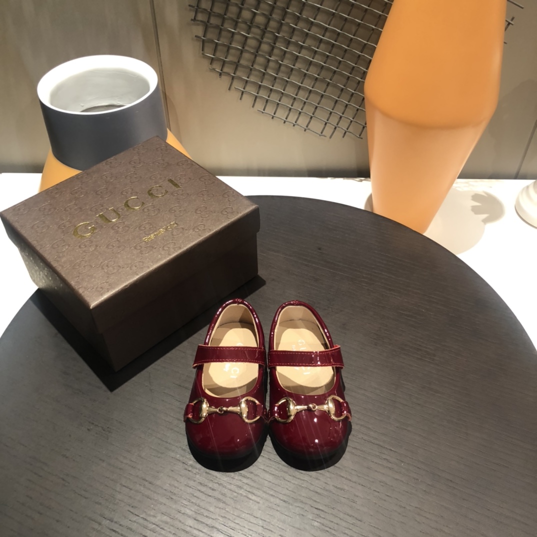 Children's shoes child